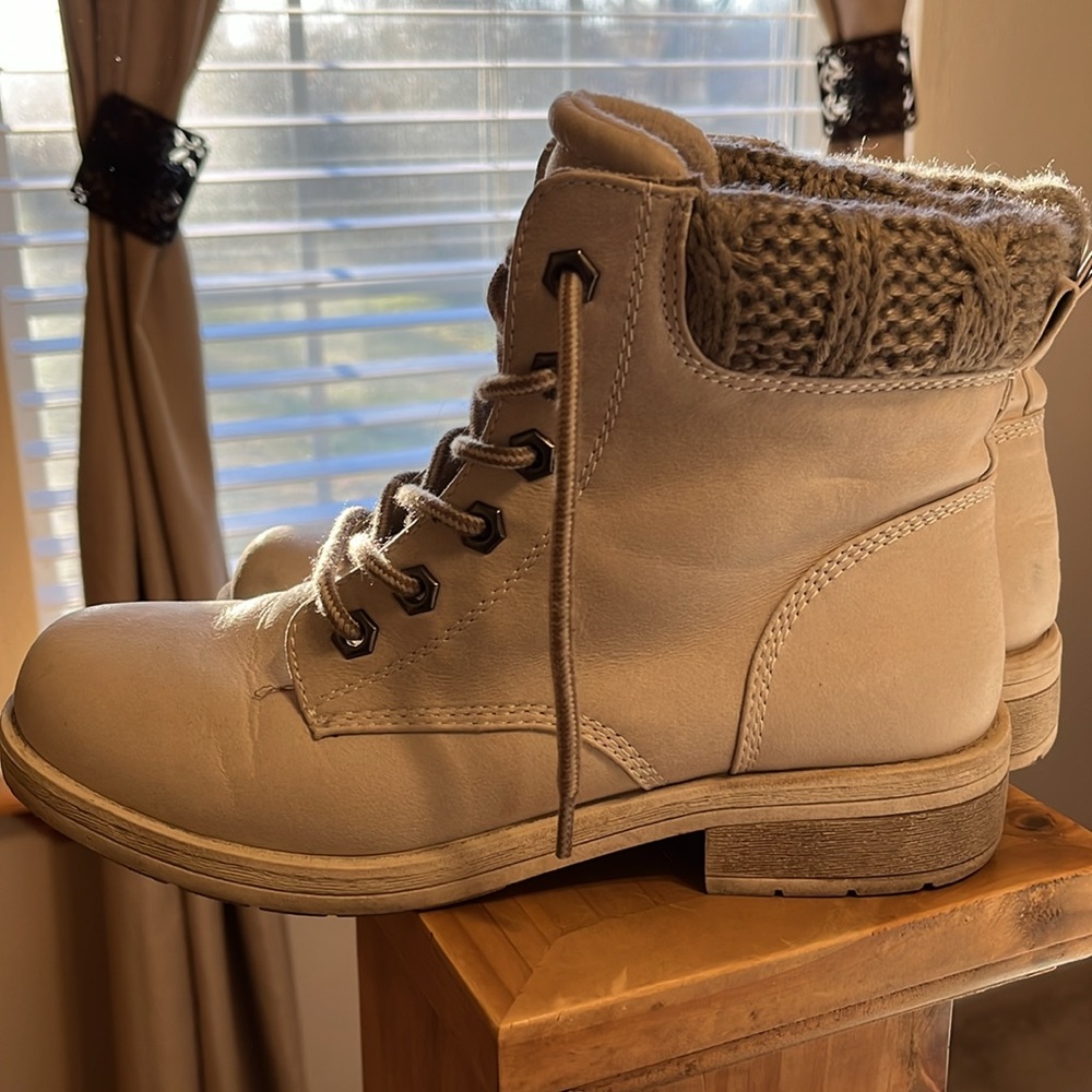 Size 8 boots - Picture 5 of 5